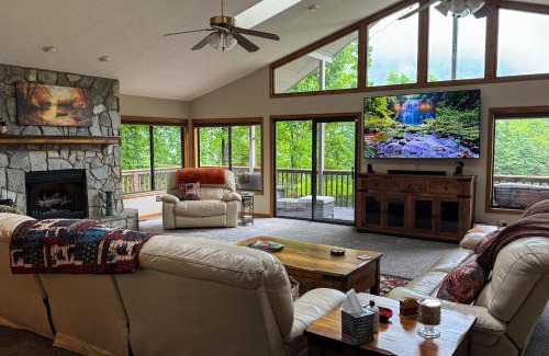 Maggie Valley Casa | Can't Bear to Leave Mountain House