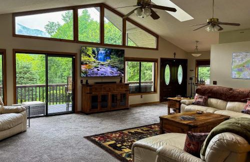 Maggie Valley Casa | Can't Bear to Leave Mountain House