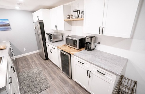 Rutland Casa | Canadian Creekside Getaway ~ Bring Your Pets!