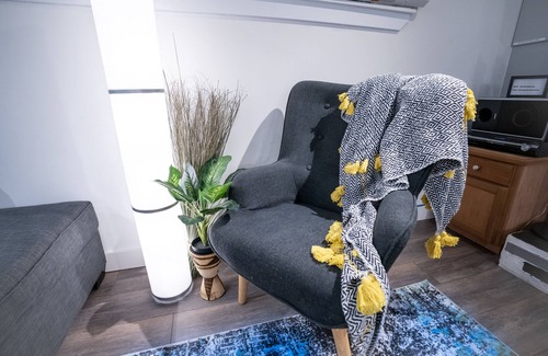 Rutland Casa | Canadian Creekside Getaway ~ Bring Your Pets!