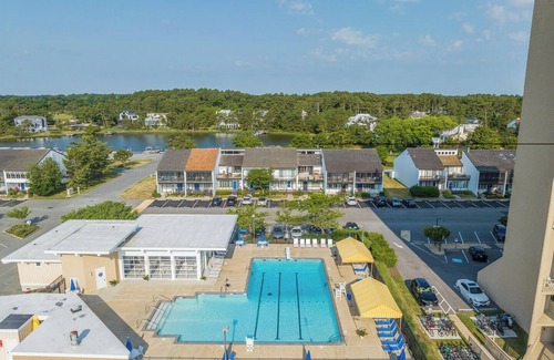 North Shores Casa | Canal-Front Retreat: 5BR Home w/ Private Dock, Porch, Beach & Pool Access!
