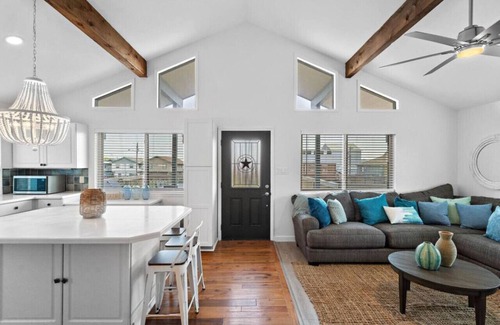 Freeport Casa | Canal Home with Two Docks and Large Gameroom