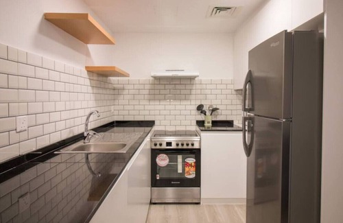 Jumeirah Lake Towers Apartamento | Canal-Side Charm: Studio living at Dubai Arch