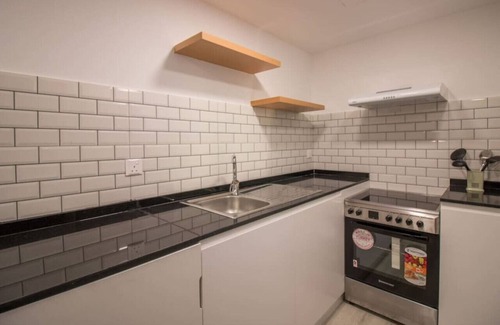 Jumeirah Lake Towers Apartamento | Canal-Side Charm: Studio living at Dubai Arch