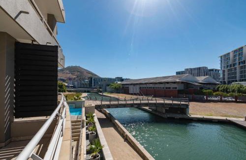 Victoria and Alfred Waterfront Apartamento | Canal-side Serenity: Stylish Apartment Retreat