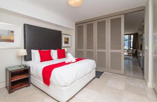 Victoria and Alfred Waterfront Apartamento | Canal-side Serenity: Stylish Apartment Retreat