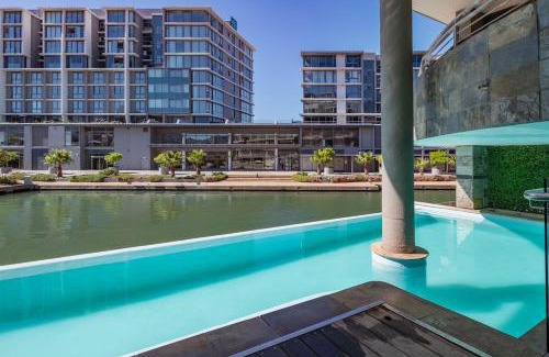 Victoria and Alfred Waterfront Apartamento | Canal-side Serenity: Stylish Apartment Retreat