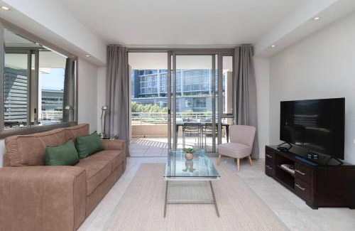 Victoria and Alfred Waterfront Apartamento | Canal-side Serenity: Stylish Apartment Retreat