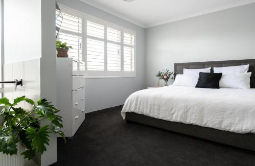 Wannanup Casa | Canal Sunsets, Dolphins,wifi, Pool Table, Family