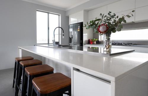 Wannanup Casa | Canal Sunsets, Dolphins,wifi, Pool Table, Family