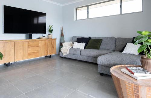Wannanup Casa | Canal Sunsets, Dolphins,wifi, Pool Table, Family