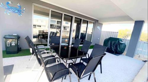 Wannanup Casa | Canal Sunsets, Dolphins,wifi, Pool Table, Family