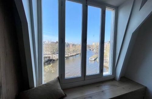 Museum Quarter Apartamento | Canal view home in the center