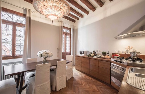 Castello Apartamento | Canal View Venetian Style Apartment in Top Location