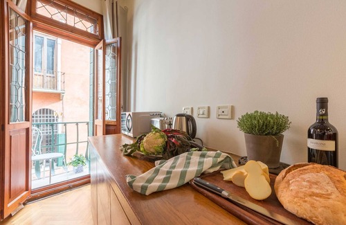 Castello Apartamento | Canal View Venetian Style Apartment in Top Location