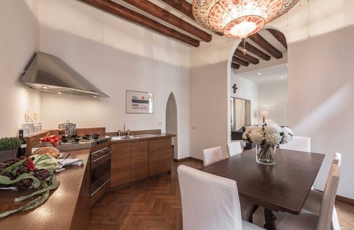 Castello Apartamento | Canal View Venetian Style Apartment in Top Location