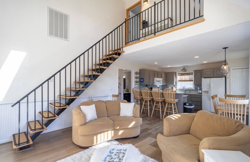Colington Harbour Casa | Canalfront home w/ wraparound decks and community amenities!