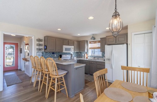 Colington Harbour Casa | Canalfront home w/ wraparound decks and community amenities!
