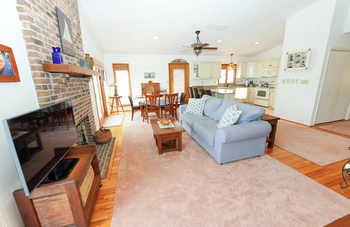 South Bethany Harbor Casa | Canalfront Retreat w/ Dock, Kayaks & Screened Porch – Pet-Friendly!