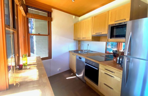 Reid Cabaña | Canberra cottage, across from the War Memorial, walk to the CBD