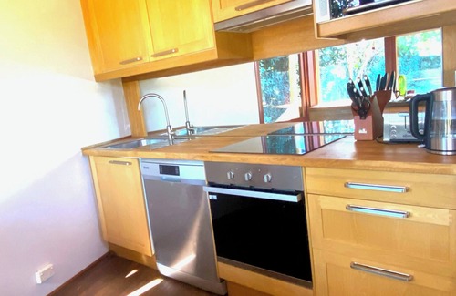 Reid Cabaña | Canberra cottage, across from the War Memorial, walk to the CBD