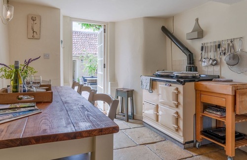 Marshfield Cabaña | Candlemaker's Cottage - sleeps 6 guests in 3 bedrooms