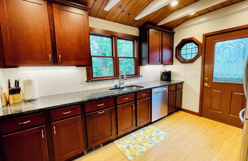 New Fairfield Cabina | Candlewood Isle Cabin ~Dog-Friendly ~Lake Access~ Beach, Tennis, Basketball