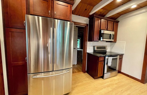 New Fairfield Cabina | Candlewood Isle Cabin ~Dog-Friendly ~Lake Access~ Beach, Tennis, Basketball