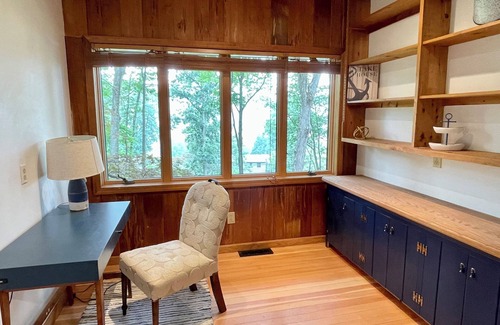 New Fairfield Cabina | Candlewood Isle Cabin ~Dog-Friendly ~Lake Access~ Beach, Tennis, Basketball