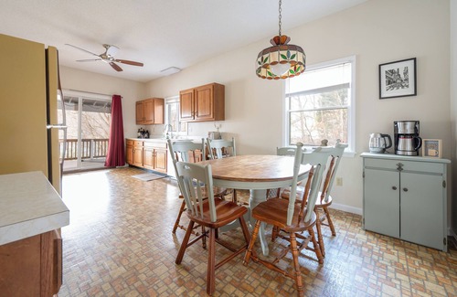Danbury Casa | Candlewood Lake Getaway