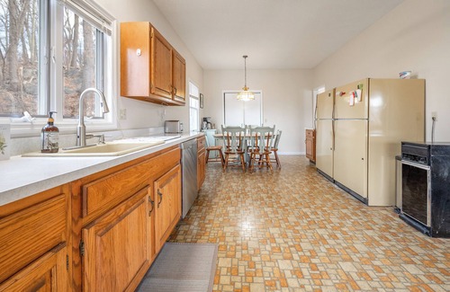 Danbury Casa | Candlewood Lake Getaway