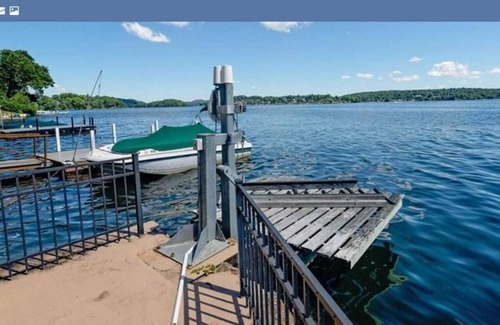 Danbury Casa | Candlewood Lake Retreat (Lakeside)