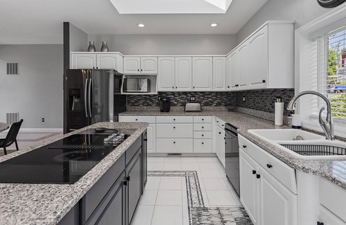 Danbury Casa | Candlewood Lakefront 3bd/ 2 bath house w/ 180 degree views!
