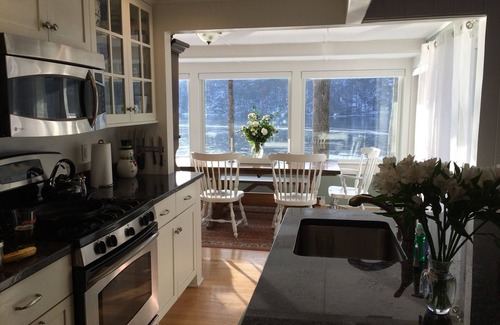 Danbury Casa | Casa frente al lago con muelle privado, kayaks y paddleboard. perro considerado