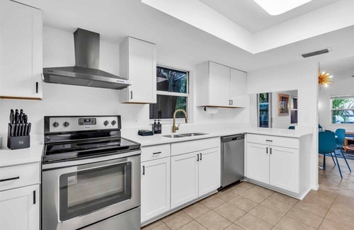 Park East Casa | CandyPop Retro Retreat - 2BD/2BA Near Downtown SRQ