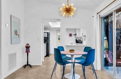 Park East Casa | CandyPop Retro Retreat - 2BD/2BA Near Downtown SRQ