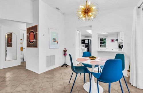 Park East Casa | CandyPop Retro Retreat - 2BD/2BA Near Downtown SRQ