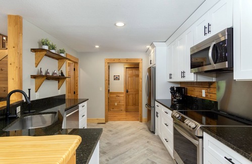 Fletcher Cabina | Cane Creek Cabin | Game Room, Pet Friendly & 25 min. to Downtown Asheville!
