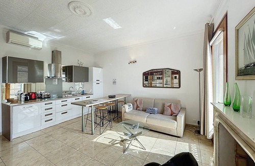 Le Suquet Apartamento | Cannes: Quai St Pierre : 2 bedrooms apt with balcony and sea view