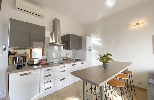 Le Suquet Apartamento | Cannes: Quai St Pierre : 2 bedrooms apt with balcony and sea view