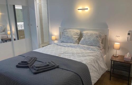 Cannes La Bocca Casa | Cannes Sea View, by Beach, Private Room in Shared 3-Bedroom Apartment, Private Bathroom & Balcony, Chambre avec salle de bain privative & balcon, chez l'habitant
