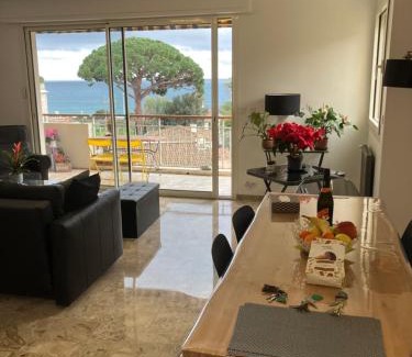 Cannes La Bocca Casa | Cannes Sea View, by Beach, Private Room in Shared 3-Bedroom Apartment, Private Bathroom & Balcony, Chambre avec salle de bain privative & balcon, chez l'habitant