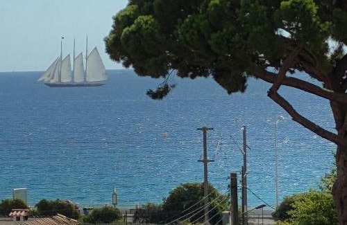 Cannes La Bocca Casa | Cannes Sea View, by Beach, Private Room in Shared 3-Bedroom Apartment, Private Bathroom & Balcony, Chambre avec salle de bain privative & balcon, chez l'habitant