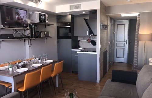 Cannes Old Town Apartamento | CANNES Suquet Film festival 50M from Beach 2 BDR apartment with terrace and pool