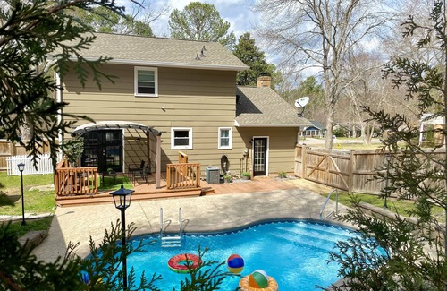 North Raleigh Casa | Cant Miss! Stunning Home w/ private Pool, Hot Tub and Firepit! (Pet Friendly)