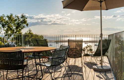 Seventeen Seventy Casa | Cantilever House - Town of 1770