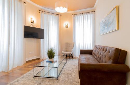 Ponta Delgada Casa | Canto do Atlantico - City Centre with Air Conditioning, Private Garage and Outdoor Patio