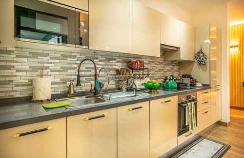 Labadi Apartamento | Cantonments Lux 2BR,6mins to airport with balcony,fast WiFi,Nespresso,Pool &Gym