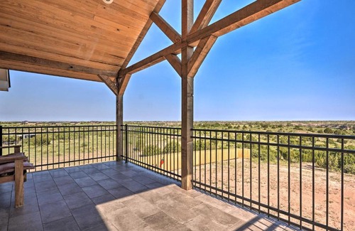 Canyon Casa | Canyon Barndominium with Hot Tub and Golf Cart!