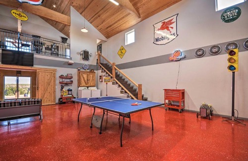 Canyon Casa | Canyon Barndominium with Hot Tub and Golf Cart!